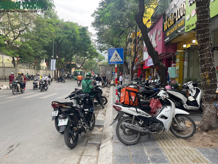 Gần 1 năm ra quân rầm rộ, vỉa hè Hà Nội vẫn bị chiếm dụng ngang nhiên- Ảnh 12. Gần 1 năm ra quân rầm rộ, vỉa hè Hà Nội vẫn bị chiếm dụng ngang nhiên- Ảnh 12.