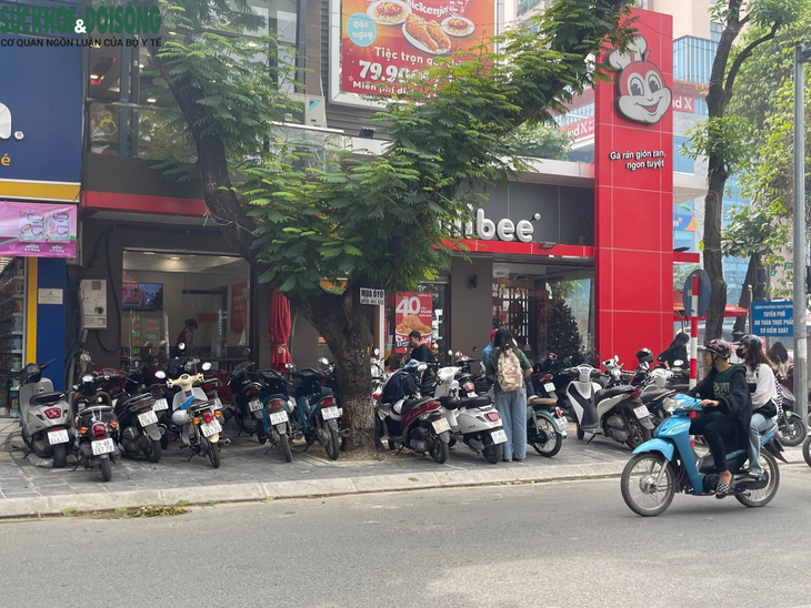 Gần 1 năm ra quân rầm rộ, vỉa hè Hà Nội vẫn bị chiếm dụng ngang nhiên- Ảnh 13. Gần 1 năm ra quân rầm rộ, vỉa hè Hà Nội vẫn bị chiếm dụng ngang nhiên- Ảnh 13.