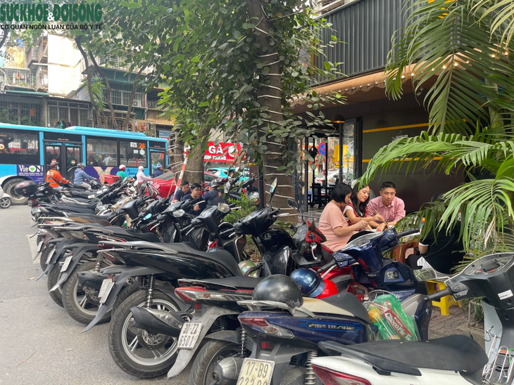 Gần 1 năm ra quân rầm rộ, vỉa hè Hà Nội vẫn bị chiếm dụng ngang nhiên- Ảnh 14. Gần 1 năm ra quân rầm rộ, vỉa hè Hà Nội vẫn bị chiếm dụng ngang nhiên- Ảnh 14.