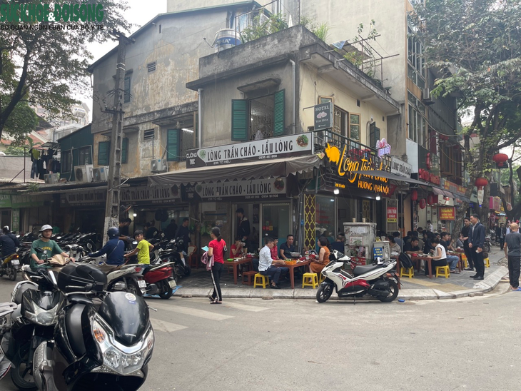 Gần 1 năm ra quân rầm rộ, vỉa hè Hà Nội vẫn bị chiếm dụng ngang nhiên- Ảnh 15. Gần 1 năm ra quân rầm rộ, vỉa hè Hà Nội vẫn bị chiếm dụng ngang nhiên- Ảnh 15.