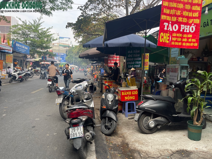 Gần 1 năm ra quân rầm rộ, vỉa hè Hà Nội vẫn bị chiếm dụng ngang nhiên- Ảnh 16. Gần 1 năm ra quân rầm rộ, vỉa hè Hà Nội vẫn bị chiếm dụng ngang nhiên- Ảnh 16.