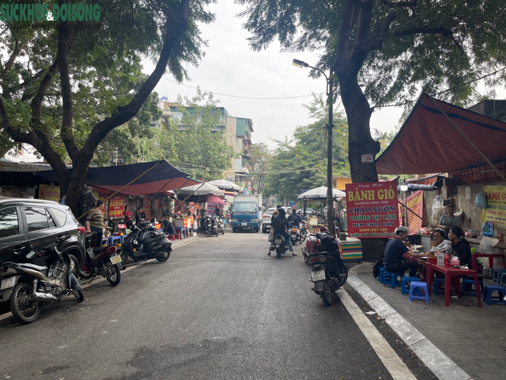 Gần 1 năm ra quân rầm rộ, vỉa hè Hà Nội vẫn bị chiếm dụng ngang nhiên- Ảnh 19. Gần 1 năm ra quân rầm rộ, vỉa hè Hà Nội vẫn bị chiếm dụng ngang nhiên- Ảnh 19.