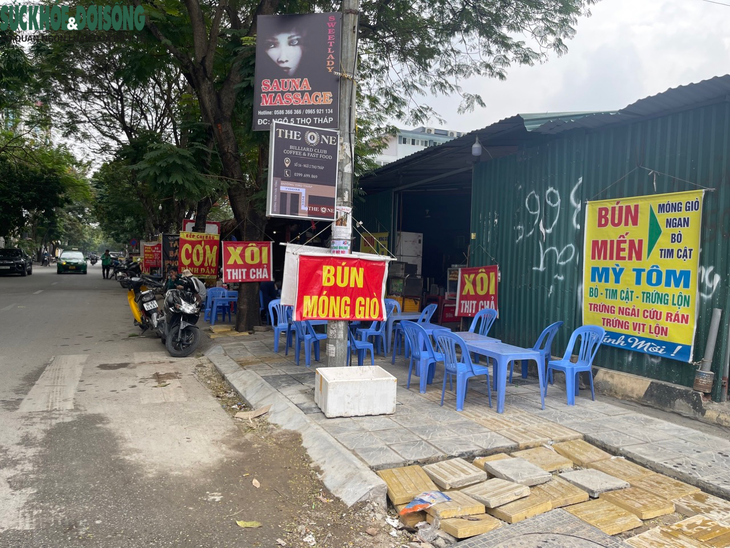 Gần 1 năm ra quân rầm rộ, vỉa hè Hà Nội vẫn bị chiếm dụng ngang nhiên- Ảnh 20. Gần 1 năm ra quân rầm rộ, vỉa hè Hà Nội vẫn bị chiếm dụng ngang nhiên- Ảnh 20.