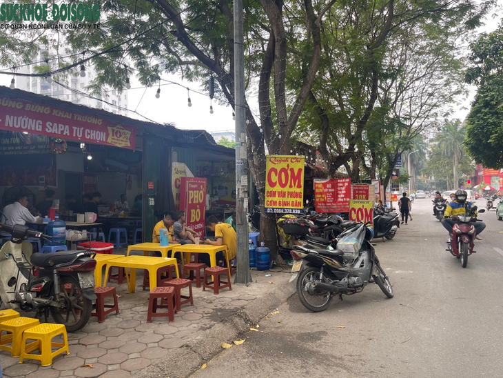 Gần 1 năm ra quân rầm rộ, vỉa hè Hà Nội vẫn bị chiếm dụng ngang nhiên- Ảnh 21. Gần 1 năm ra quân rầm rộ, vỉa hè Hà Nội vẫn bị chiếm dụng ngang nhiên- Ảnh 21.