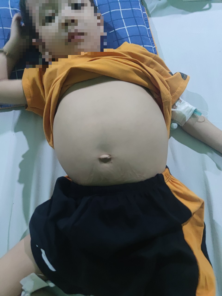 Xót xa gia cảnh của bé trai 3 tuổi cơ thể suy yếu, bụng to dần như trống- Ảnh 1. Xót xa gia cảnh của bé trai 3 tuổi cơ thể suy yếu, bụng to dần như trống- Ảnh 1.