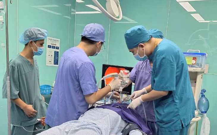 Trung tâm y tế huyện miền núi phẫu thuật  thành công ca bệnh bị cành tre đâm xuyên mũi- Ảnh 1.