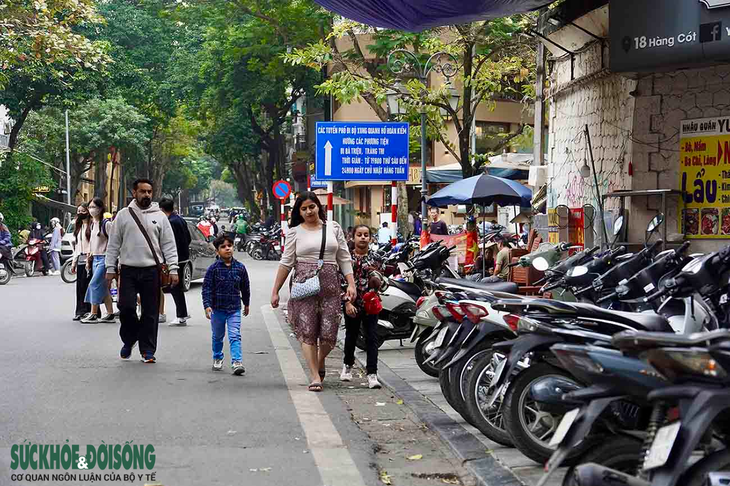 Gần 1 năm ra quân rầm rộ, vỉa hè Hà Nội vẫn bị chiếm dụng ngang nhiên- Ảnh 3. Gần 1 năm ra quân rầm rộ, vỉa hè Hà Nội vẫn bị chiếm dụng ngang nhiên- Ảnh 3.
