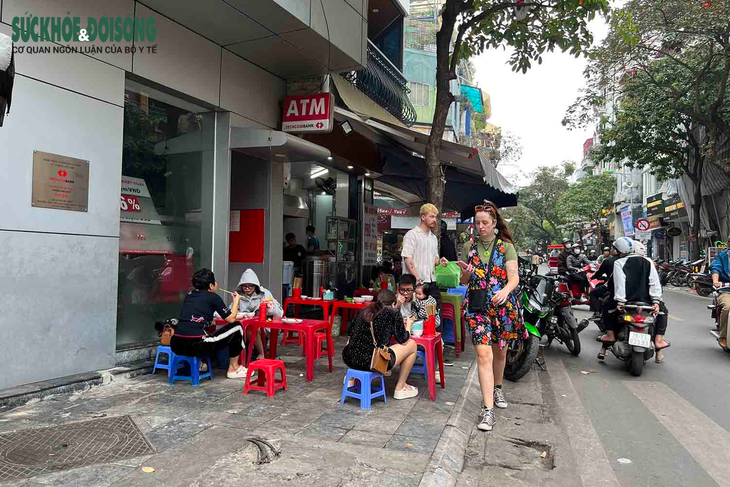 Gần 1 năm ra quân rầm rộ, vỉa hè Hà Nội vẫn bị chiếm dụng ngang nhiên- Ảnh 2. Gần 1 năm ra quân rầm rộ, vỉa hè Hà Nội vẫn bị chiếm dụng ngang nhiên- Ảnh 2.