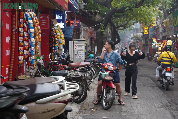 Gần 1 năm ra quân rầm rộ, vỉa hè Hà Nội vẫn bị chiếm dụng ngang nhiên- Ảnh 5. Gần 1 năm ra quân rầm rộ, vỉa hè Hà Nội vẫn bị chiếm dụng ngang nhiên- Ảnh 5.