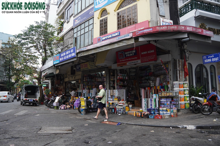 Gần 1 năm ra quân rầm rộ, vỉa hè Hà Nội vẫn bị chiếm dụng ngang nhiên- Ảnh 10. Gần 1 năm ra quân rầm rộ, vỉa hè Hà Nội vẫn bị chiếm dụng ngang nhiên- Ảnh 10.