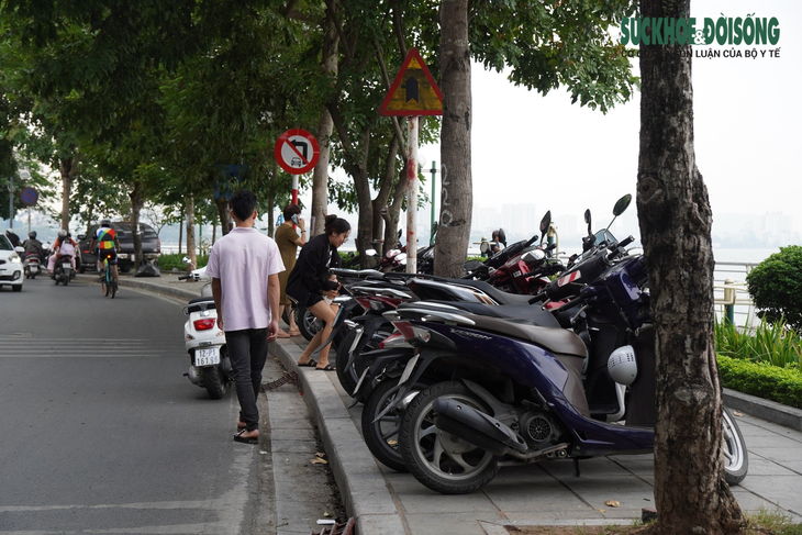 Gần 1 năm ra quân rầm rộ, vỉa hè Hà Nội vẫn bị chiếm dụng ngang nhiên- Ảnh 7. Gần 1 năm ra quân rầm rộ, vỉa hè Hà Nội vẫn bị chiếm dụng ngang nhiên- Ảnh 7.