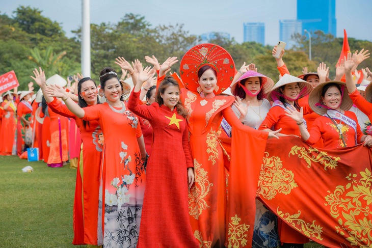 NTK Hoàng Ly mang áo dài kỷ lục cùng hàng nghìn người xếp hình bản đồ Việt Nam tại sân Mỹ Đình- Ảnh 1.