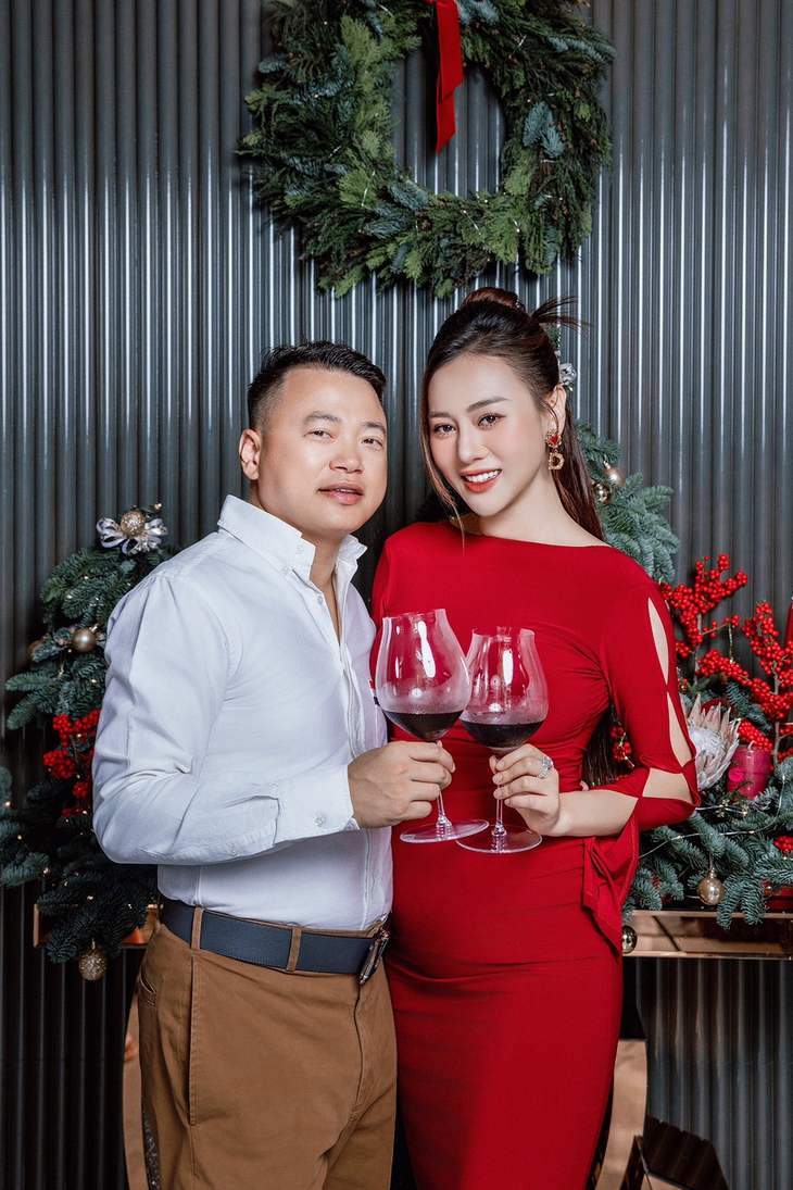 Khoe ảnh Giáng sinh cùng Shark Bình, Phương Oanh thu hút với đường cong mẹ bầu 4 tháng- Ảnh 6. Khoe ảnh Giáng sinh cùng Shark Bình, Phương Oanh thu hút với đường cong mẹ bầu 4 tháng- Ảnh 6.