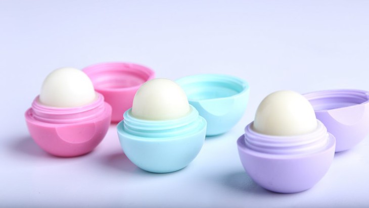 Cách dùng son dưỡng để môi luôn căng mọng- Ảnh 1.