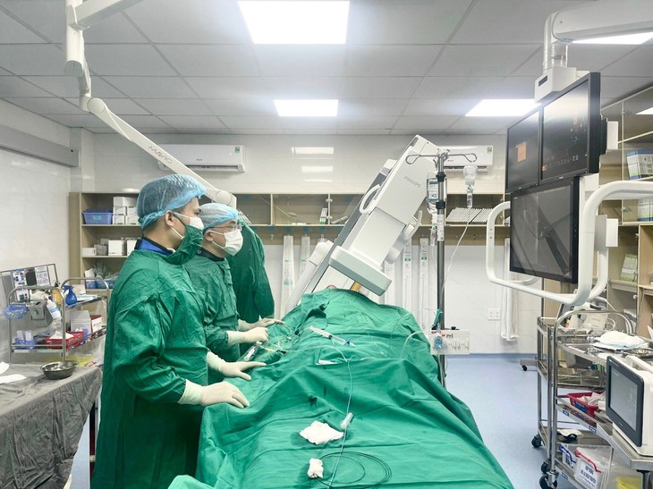 Đau ngực kéo dài, bệnh nhân được phát hiện tắc 3 nhánh động mạch vành- Ảnh 1.