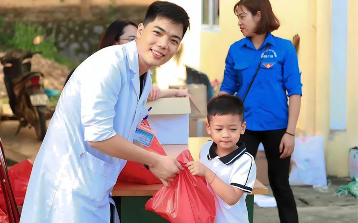 Cảm phục tinh thần xung kích của thầy thuốc trẻ trong phòng chống dịch bệnh