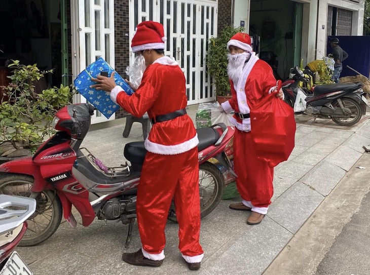 Dịch vụ ông già Noel nhộn nhịp trước Giáng sinh- Ảnh 4.
