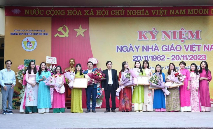 Hàng nghìn nhà giáo có khen nhưng chưa có thưởng- Ảnh 1. Hàng nghìn nhà giáo có khen nhưng chưa có thưởng- Ảnh 1.