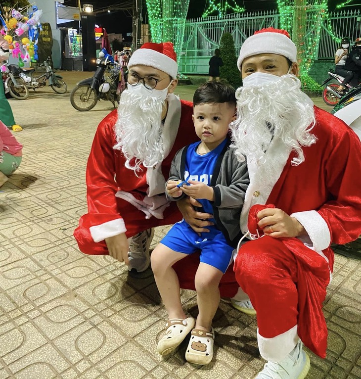 Dịch vụ ông già Noel nhộn nhịp trước Giáng sinh- Ảnh 3.