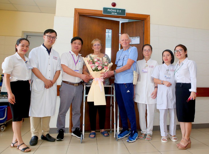 Thay khớp háng thành công trở về nước, bệnh nhân người Pháp gửi thư cảm ơn bác sĩ BV Trung ương Huế- Ảnh 3. Thay khớp háng thành công trở về nước, bệnh nhân người Pháp gửi thư cảm ơn bác sĩ BV Trung ương Huế- Ảnh 3.