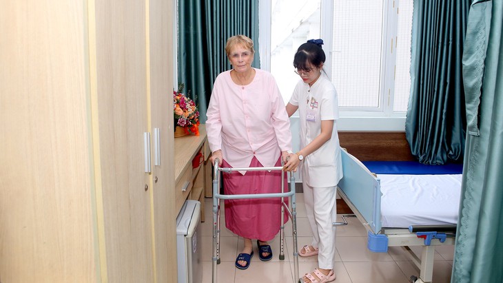 Thay khớp háng thành công trở về nước, bệnh nhân người Pháp gửi thư cảm ơn bác sĩ BV Trung ương Huế- Ảnh 2. Thay khớp háng thành công trở về nước, bệnh nhân người Pháp gửi thư cảm ơn bác sĩ BV Trung ương Huế- Ảnh 2.