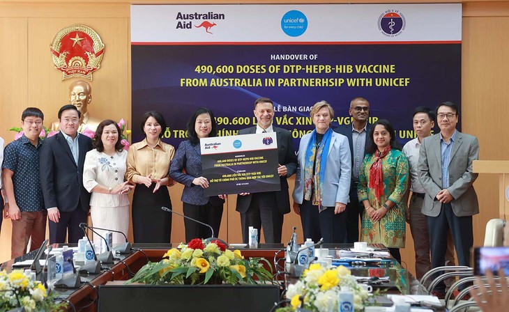 Bộ trưởng Bộ Y tế: Hành động nhanh chóng nhất để đưa 490.600 liều vaccine 5 trong 1 vào tiêm chủng cho trẻ- Ảnh 1. Bộ trưởng Bộ Y tế: Hành động nhanh chóng nhất để đưa 490.600 liều vaccine 5 trong 1 vào tiêm chủng cho trẻ- Ảnh 1.