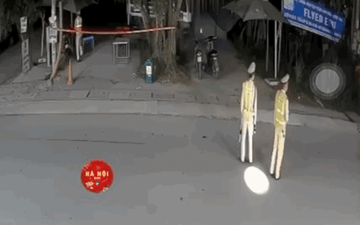 [VIDEO] Ô tô lao vào tổ CSGT đang làm nhiệm vụ kiểm tra nồng độ cồn