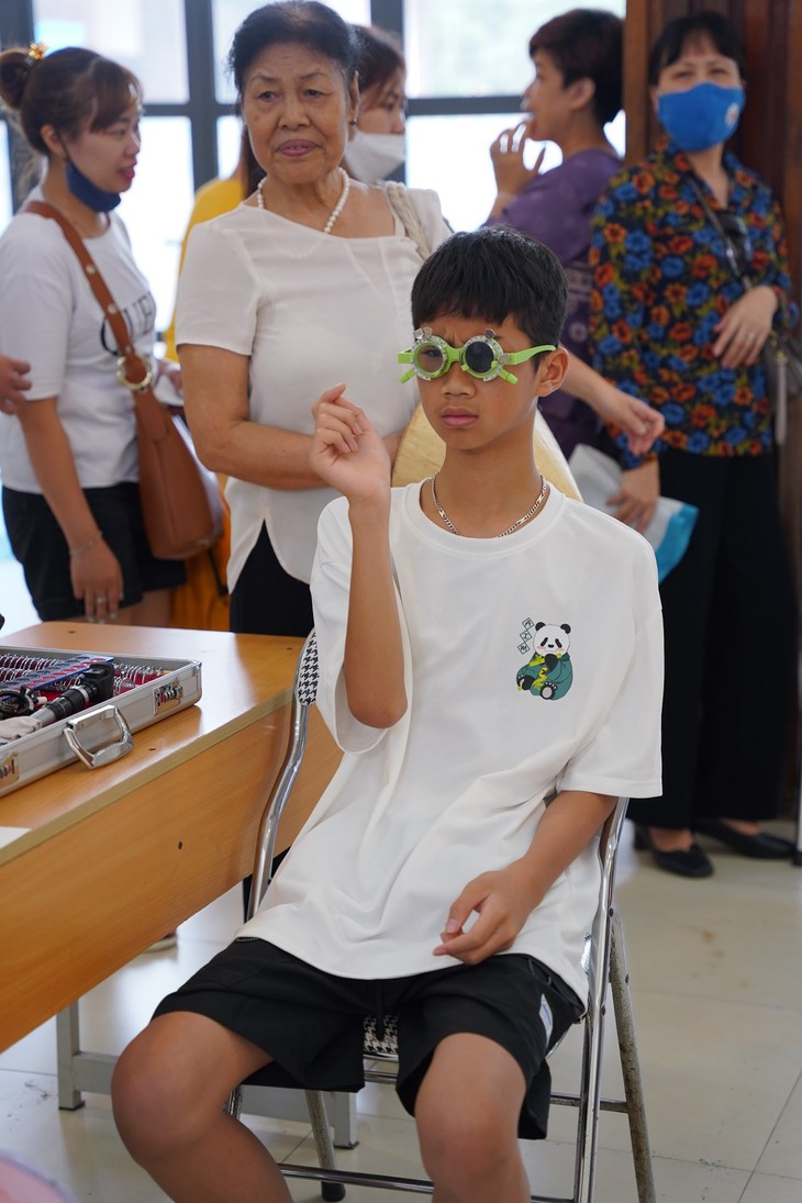 Mắt Hà Nội 2 khám miễn phí cho trẻ em khó khăn tại Cung Thiếu Nhi Hà Nội- Ảnh 3. Mắt Hà Nội 2 khám miễn phí cho trẻ em khó khăn tại Cung Thiếu Nhi Hà Nội- Ảnh 3.