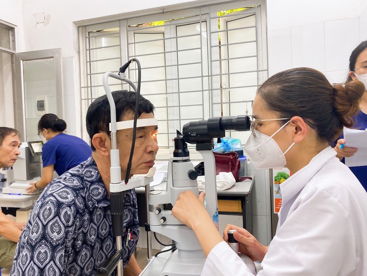 Kỷ niệm ngày 27/7, Mắt Hà Nội 2 khám miễn phí cho các đối tượng chính sách- Ảnh 3.