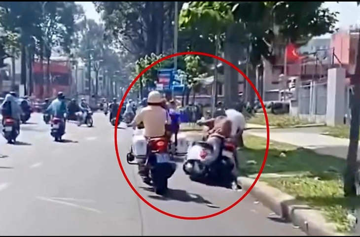 Tạm đình chỉ CSGT dùng chân đạp ngã nam thanh niên đang đi xe máy- Ảnh 1. Tạm đình chỉ CSGT dùng chân đạp ngã nam thanh niên đang đi xe máy- Ảnh 1.