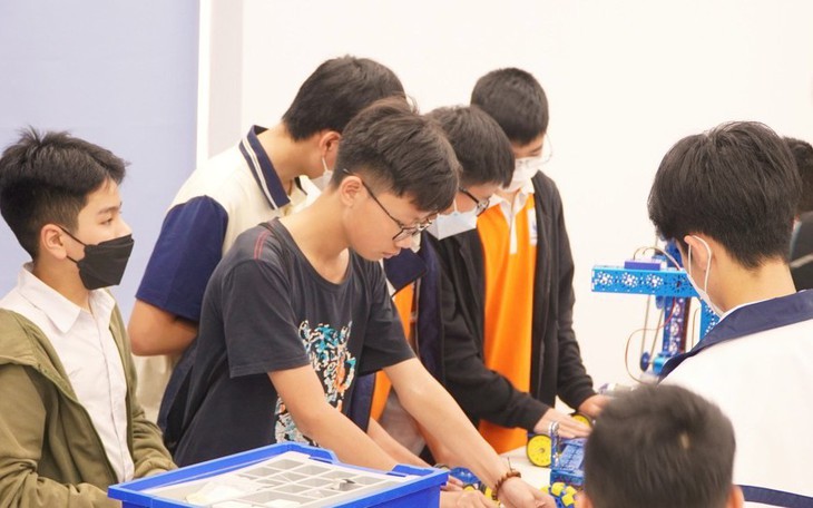 Chọn lối rẽ nào khi ‘cánh cửa’ vào lớp 10 THPT công lập quá hẹp?