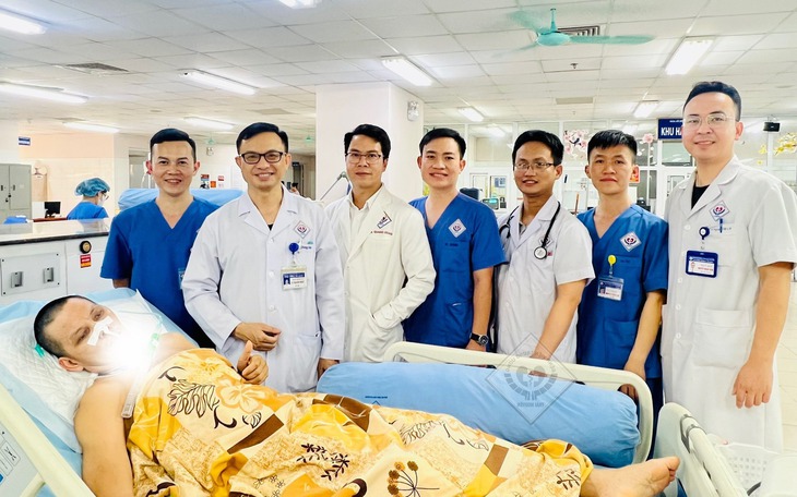 Cứu sống bệnh nhân bị nhiều vết thương đâm thấu tim, đã ngừng tuần hoàn