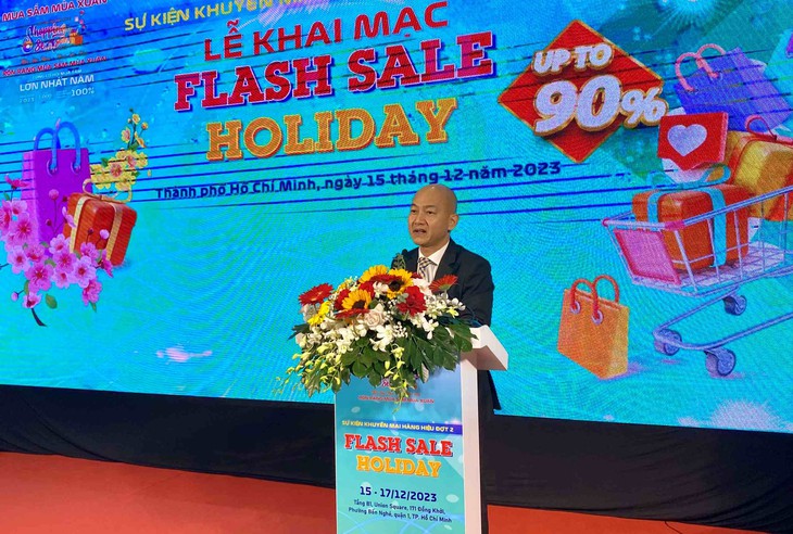 Người dân TPHCM chen nhau săn hàng hiệu khuyến mãi lên tới 90%- Ảnh 1.