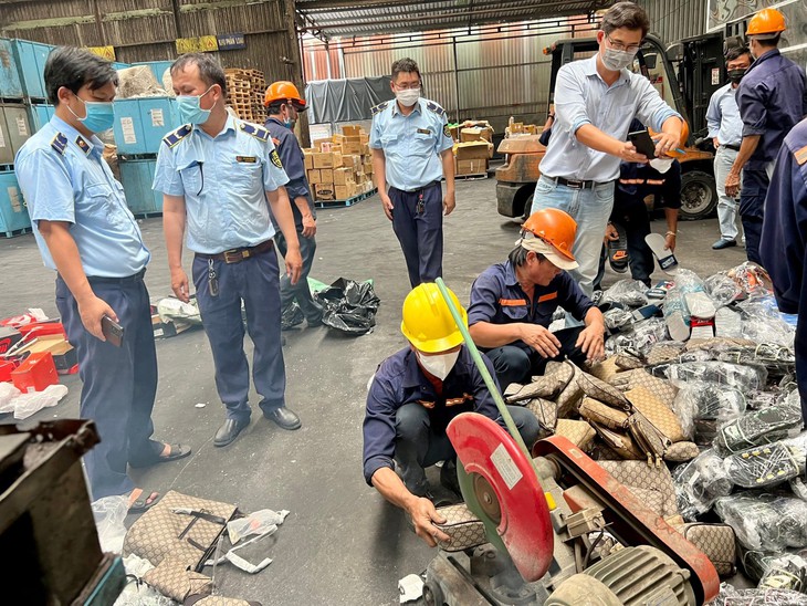Tiêu hủy 24.400 sản phẩm kém chất lượng, hàng nhái trị giá gần 7 tỷ đồng- Ảnh 2.