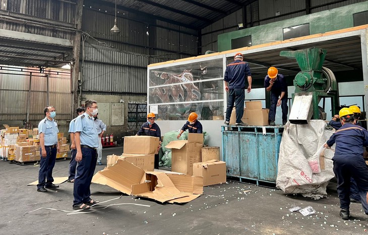 Tiêu hủy 24.400 sản phẩm kém chất lượng, hàng nhái trị giá gần 7 tỷ đồng- Ảnh 1.