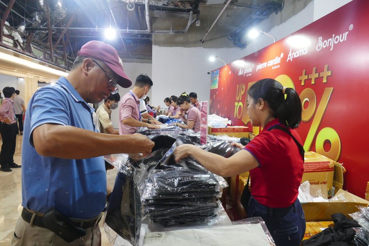Người dân TPHCM chen nhau săn hàng hiệu khuyến mãi lên tới 90%- Ảnh 2.