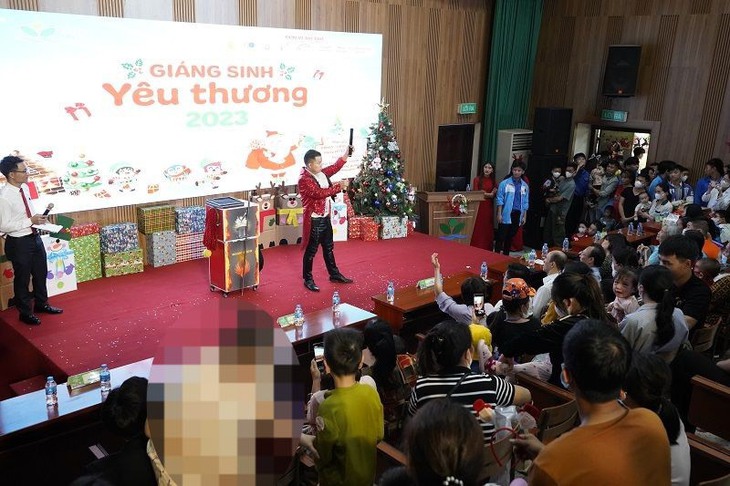 'Bữa tiệc' nghệ thuật đặc sắc 'Giáng sinh yêu thương' dành cho hàng trăm bệnh nhi- Ảnh 1.