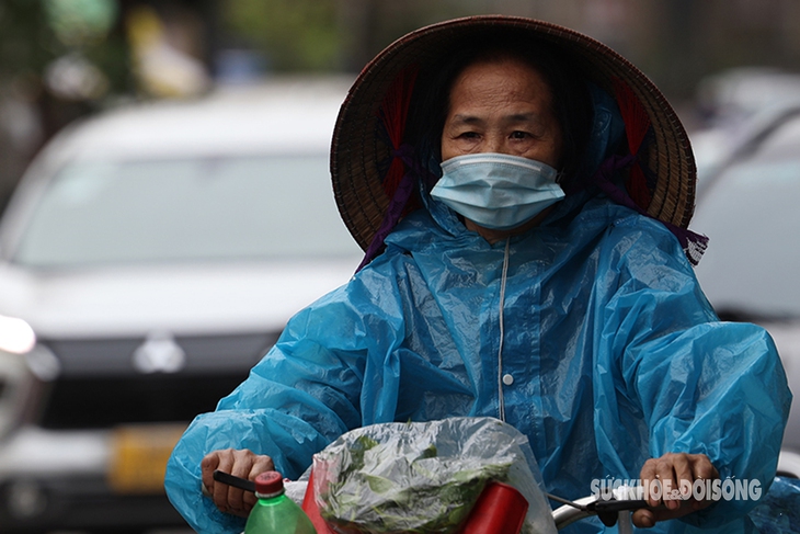 Không khí lạnh tràn về, người dân Thủ đô 'trở tay không kịp'- Ảnh 1.