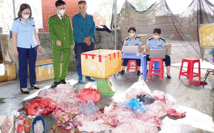 Phát hiện 1 tấn nội tạng lợn bốc mùi hôi thối nồng nặc đang được chế biến ngay cạnh nghĩa trang