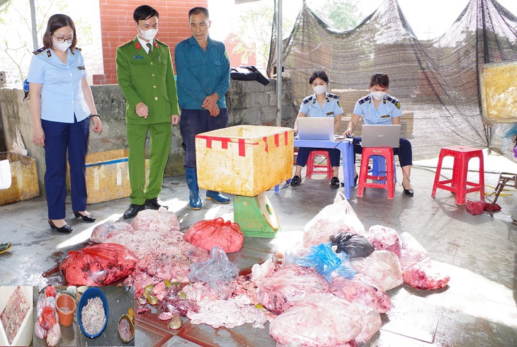 Phát hiện 1 tấn nội tạng lợn bốc mùi hôi thối nồng nặc đang được chế biến ngay cạnh nghĩa trang- Ảnh 2. Phát hiện 1 tấn nội tạng lợn bốc mùi hôi thối nồng nặc đang được chế biến ngay cạnh nghĩa trang- Ảnh 2.