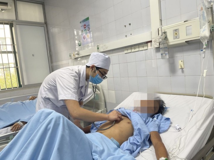 Bệnh nhân xuất huyết tiêu hóa nguy kịch, máu phun thành tia- Ảnh 2. Bệnh nhân xuất huyết tiêu hóa nguy kịch, máu phun thành tia- Ảnh 2.
