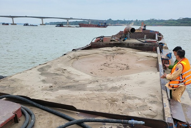 Cảnh sát giao thông bắt vụ hút cát trái phép trên sông Hồng- Ảnh 1.