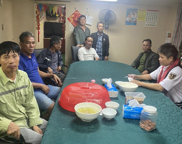 Cứu sống hai thuyền viên tàu Gia Bảo 19 mất tích trên biển- Ảnh 2. Cứu sống hai thuyền viên tàu Gia Bảo 19 mất tích trên biển- Ảnh 2.