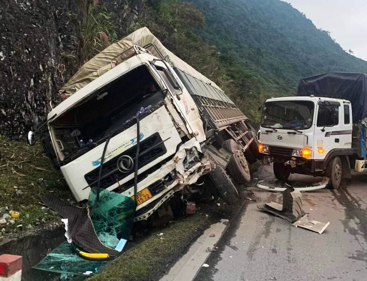 Hòa Bình lại xảy ra tai nạn giao thông liên hoàn, toàn tuyến ùn tắc kéo dài- Ảnh 5. Hòa Bình lại xảy ra tai nạn giao thông liên hoàn, toàn tuyến ùn tắc kéo dài- Ảnh 5.
