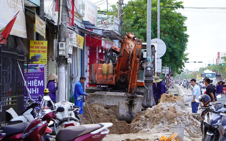 Người dân khổ sở vì dự án chỉnh trang vỉa hè thi công ì ạch