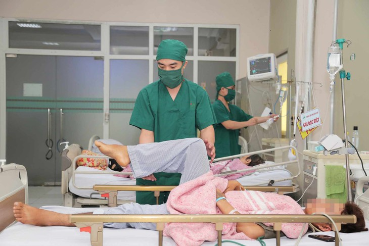 Phẫu thuật cho bệnh nhân gãy cột sống, liệt 2 chân do ngã từ độ cao 4m - Ảnh 1. Phẫu thuật cho bệnh nhân gãy cột sống, liệt 2 chân do ngã từ độ cao 4m - Ảnh 1.