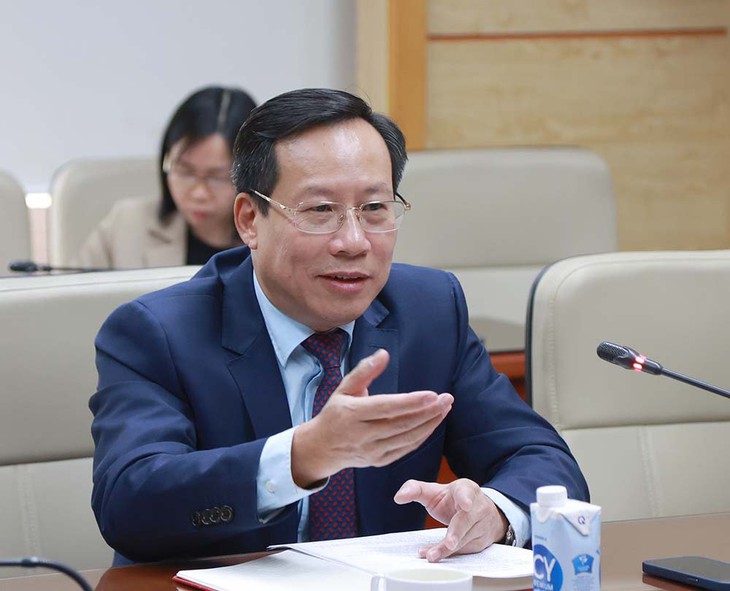 Thứ trưởng Bộ Y tế Lê Đức Luận tiếp Phó Chủ tịch Tập đoàn Quốc tế Sirius- Ảnh 1.