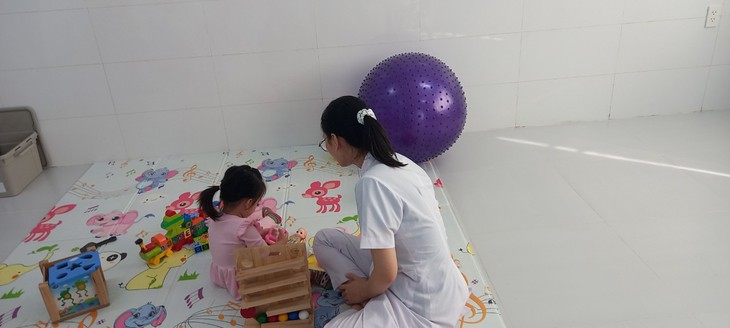 Tự kỉ là sự rút lui cực đoan của một số trẻ em từ lúc mới bắt đầu cuộc sống. Ảnh minh họa