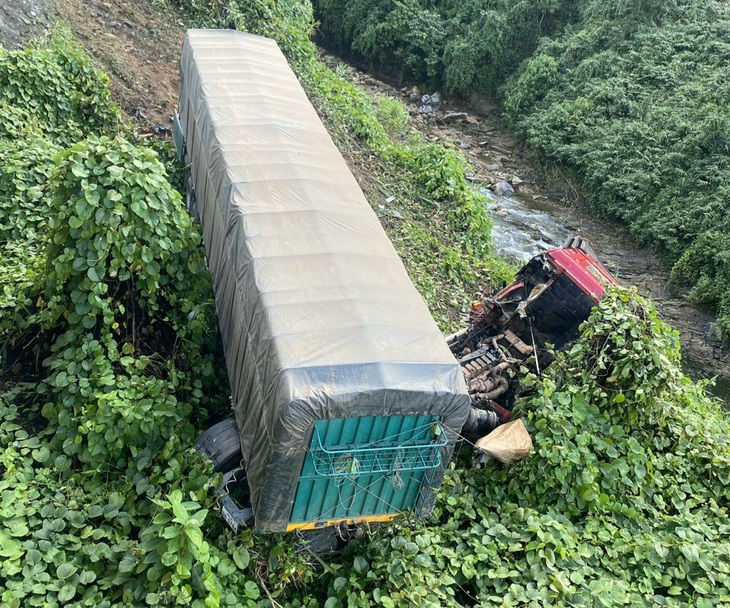 Hiện trường xe đầu kéo lao xuống vực trên cao tốc La Sơn - Hoà Liên- Ảnh 1. Hiện trường xe đầu kéo lao xuống vực trên cao tốc La Sơn - Hoà Liên- Ảnh 1.
