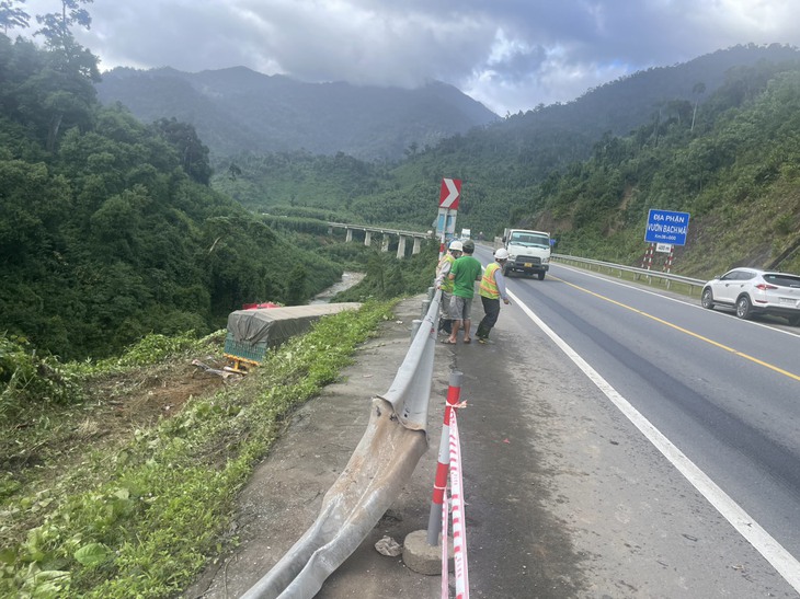 Hiện trường xe đầu kéo lao xuống vực trên cao tốc La Sơn - Hoà Liên- Ảnh 6. Hiện trường xe đầu kéo lao xuống vực trên cao tốc La Sơn - Hoà Liên- Ảnh 6.